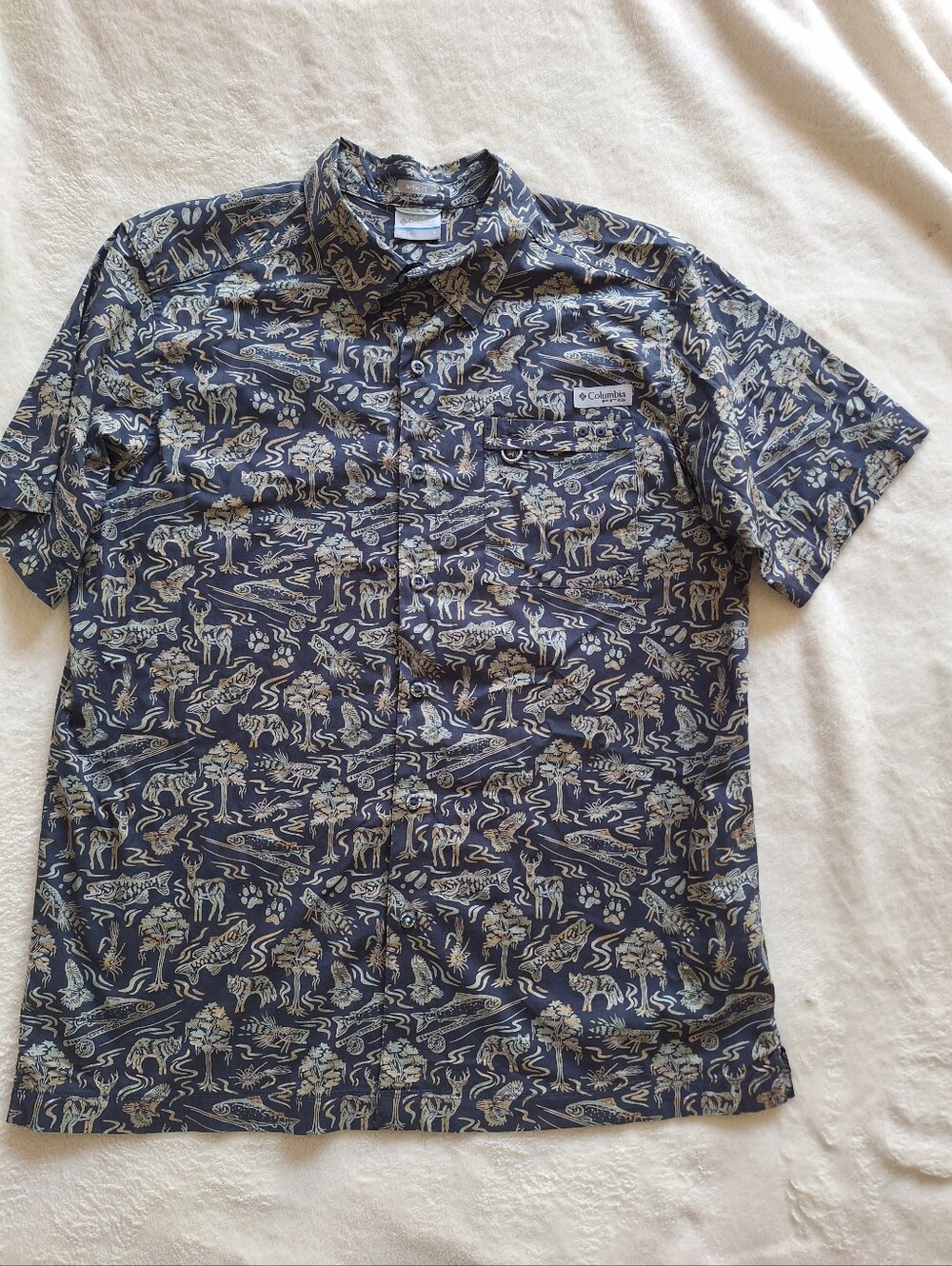 Columbia PFG Active Fit Wildlife Fish Deer Short Sleeve Button Up Shirt Men L